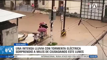 La coincidencia de la precipitación con la pleamar dejó un saldo trágico con un joven ahogado, además de severos colapsos viales y cuantiosos daños en infraestructuras. Un reportaje de Carlos Sacoto