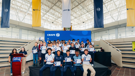 Jóvenes de distintos colegios de la red Crisfe recibieron reconocimientos por su desempeño en matemáticas y lectoescritura.