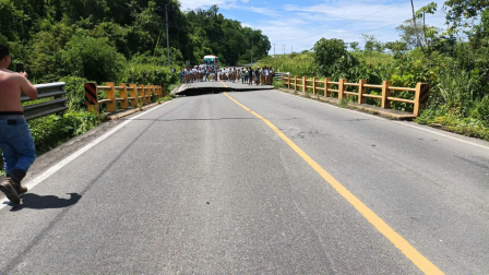 Socavón en el puente Tapaila afecta la circulación en Rioverde
