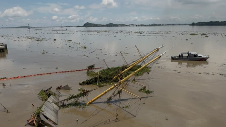 Cercando la mancha de combustible en el Río Guayas por hundimiento del Barco Morgan en Guayaquil.