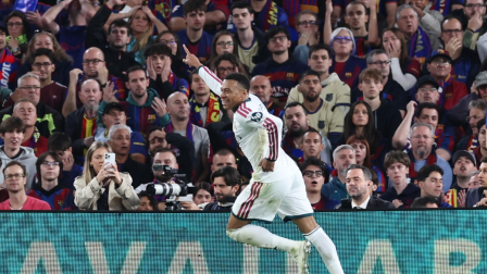 El delantero francés del Real Madrid, Kylian Mbappé (n.º 10), celebra tras marcar el primer gol de su equipo durante el partido de la liga española de fútbol entre el FC Barcelona y el Real Madrid CF,
