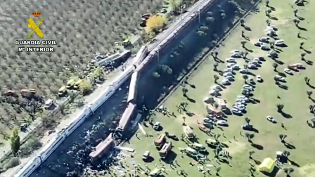 Imagen difundida por la Guardia Civil muestra los daños provocados por la colisión entre los dos trenes de alta velocidad