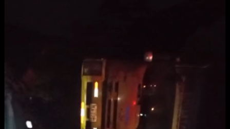 Dos vehículos quedaron atrapados en la vía Alóag Santo Domingo por un deslizamiento de tierra.