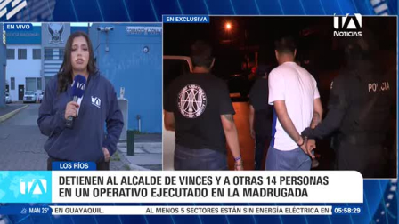 En un masivo despliegue policial y fiscal denominado Operativo Gran Fénix 66, ejecutado de manera simultánea en tres cantones del país, se logró la aprehensión del alcalde de Vinces, Alfonso Montalván, junto a su esposa, su hijo y otras 14 personas. Según información del Ministerio del Interior y de la Fiscalía General del Estado, los detenidos estarían presuntamente vinculados a una red delictiva dedicada al lavado de activos. Durante las incursiones y allanamientos a varios inmuebles, las autoridades incautaron dinero en efectivo, documentación relevante y armas de fuego. Un reporte de Paula Kuhn.