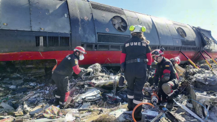 Equipos de rescate realizan labores de búsqueda de personas heridas tras el choque de dos trenes en España