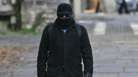 Mohamed Hassan, uno de los acusados en el juicio de Joanne Young, drogada por su entonces marido para que otros hombres mantuvieran relaciones sexuales con ella sin su consentimiento, llega a un tribunal en Inglaterra.