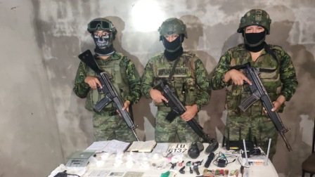Elementos militares junto a los objetos decomisados en el operativo realizado en Flor de Bastión, Guayaquil