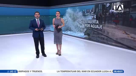 La coincidencia de las precipitaciones con un episodio de marea alta o pleamar durante la noche provocó el estancamiento y la acumulación de agua en diversas calles y avenidas principales de Guayaquil. Entre los puntos más afectados figuró un tramo de la avenida Barcelona y la bajada del Puente del Velero, donde los conductores se vieron obligados a reducir drásticamente la velocidad y circular con extremeada precaución debido al nivel del agua en la calzada.
