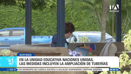 A raíz de la suspensión oficial de clases presenciales en los planteles fiscales de las zonas más afectadas, las instituciones educativas particulares de Guayaquil adoptaron sus propios protocolos de seguridad operativa. Entre las medidas implementadas destacan las jornadas de limpieza profunda en los sistemas de drenaje internos, la flexibilización de los horarios de ingreso y salida, y la suspensión temporal de actividades extracurriculares para salvaguardar la integridad de la comunidad estudiantil. Un reportaje de Camila Guevara.