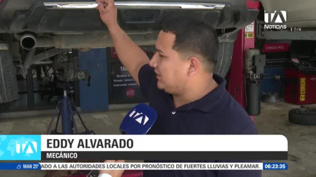Los talleres mecánicos de Guayaquil registran una alta demanda de automotores afectados por el temporal invernal, siendo el ingreso de agua al motor la falla más crítica reportada por los técnicos. Especialistas del sector advierten que el costo de las reparaciones requeridas para corregir el bloqueo hidráulico varía según el modelo y la marca del vehículo, pudiendo sobrepasar los 2.000 dólares en los casos más severos. Un reporte de Ricardo Cruzatty.