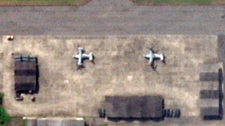 Dos aeronaves cuyas dimensiones y forma coinciden con las de los V-22 Osprey, en la base aérea militar ecuatoriana de Taura