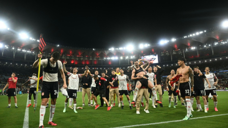 El defensor #24 de Estudiantes, Tomás Palacios, sostiene una bandera de esquina de Flamengo mientras sus compañeros celebran después de ganar la tanda de penales del partido de vuelta de la semifinal de la Copa Libertadores entre Flamengo