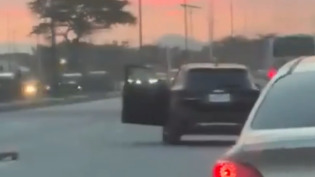 El hecho ocurrió en plena vía pública y quedó registrado en imágenes que circulan en redes sociales.