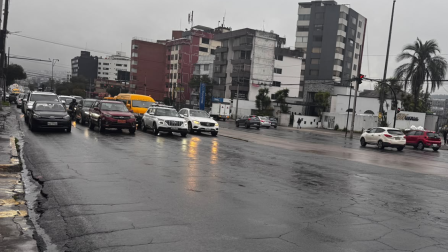 Lluvias y calzada mojada en el norte, centro y sur de Quito la mañana de este jueves 29 de octubre de 2026.