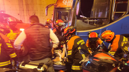 Accidente en el viaducto de la Universidad Central deja a un estudiante herida tras apagarse su moto.