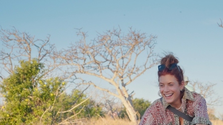 Kate Walsh observa unos piqueros de patas azules en su visita a las Islas Galápagos.