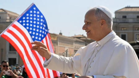 El Papa León XIV en un recorrido en el papamóvil