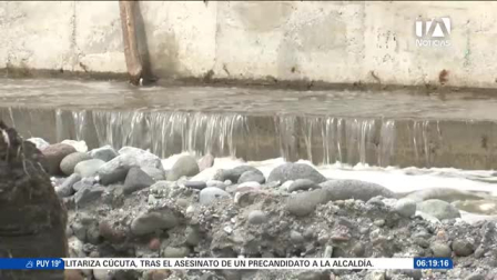 Residentes del barrio El Manantial, en la parroquia de San Antonio de Pichincha al norte de Quito, solicitaron la intervención inmediata de las autoridades municipales ante el inminente riesgo de colapso de un muro de contención contiguo al río Monjas. Los vecinos temen que el incremento del caudal por las recientes precipitaciones termine por desmoronar la estructura y afecte directamente a las viviendas colindantes. Un reporte de Juan Miguel Rodríguez.