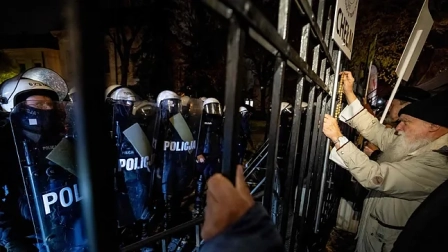 La Policía se desplegó en los exteriores del Tribunal Constitucional de Polonia tras las denuncias de un supuesto golpe de Estado.