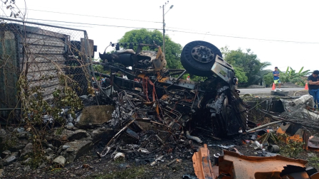 El tráiler quedó en cenizas tras el incendio en La Troncal, en Cañar.