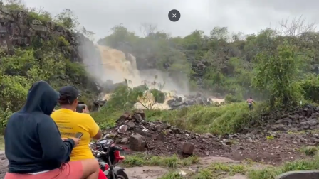 Las fuertes lluvias provocaron deslizamientos en Galápagos. Hay decenas de familias afectadas.