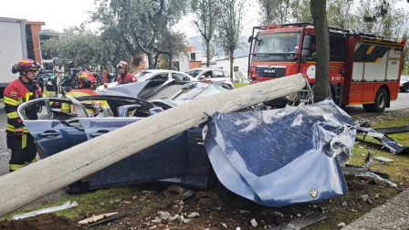Un poste de luz eléctrica cayó sobre un vehículo en el sector de La Gasca, en el norte de Quito.