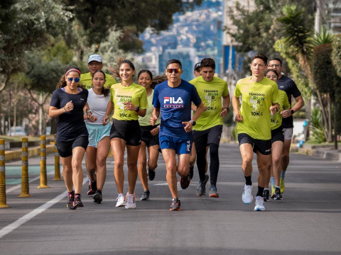 Franklin Tenorio (centro de azul) con un grupo de deportistas durante una competencia en Quito. El instructor estuvo en esTAmañana compartiendo una interesante charla.