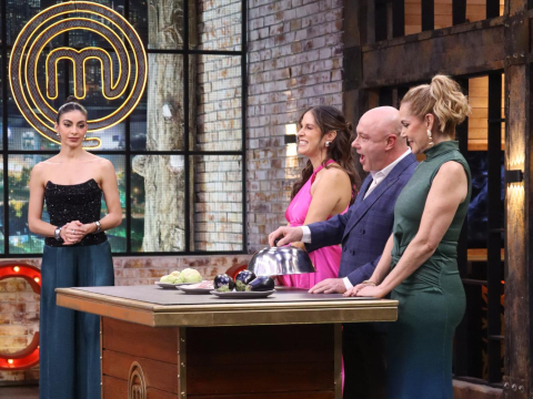 El jurado de MasterChef Celebrity Ecuador revela los ingredientes con los que deben trabajar esta noche los cocineros.