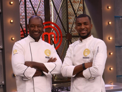 Beber Espinoza y Frickson Erazo luego de recibir las filipinas.