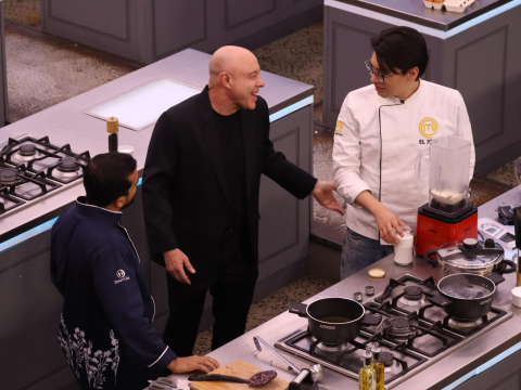 El Jose recibe la visita de los chefs en las cocinas de MasterChef Celebrity Ecuador.