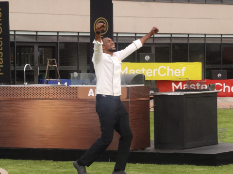 Frickson Erazo festeja su pase a la final de la tercera temporada de MasterChef Celebrity Ecuador.