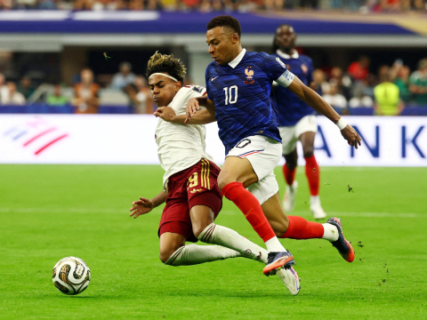 Kylian Mbappé de Francia en acción con Lamine Yamal de España.