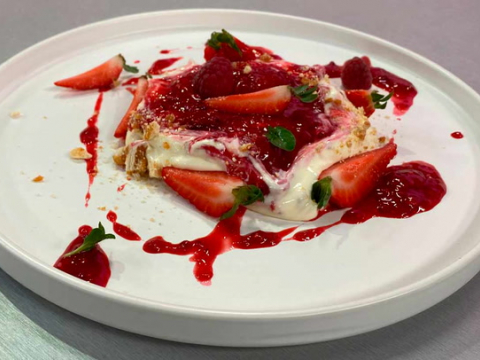 El chef Felipe Campana preparó un delicioso cheesecake de furtos rojos. ¿Te animas a prepararlo en casa?