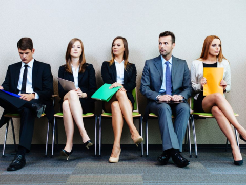 Foto referencial de personas aplicando a un trabajo,