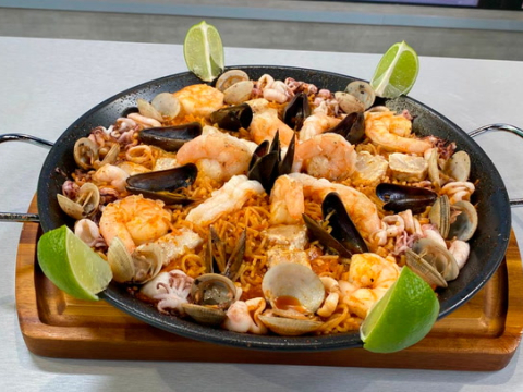 Este miércoles 6 de agosto del 2025 preparamos un delicioso fideua de mariscos con la sazón y tips del chef Felipe Campana.