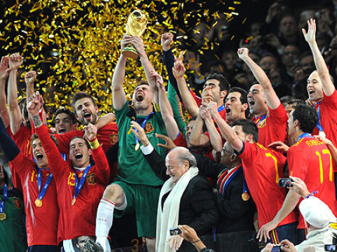 España levanta el trofeo de la Copa del Mundo tras vencer a Holanda 1-0.