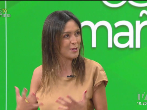 Forma y estilo: Nicol Cueva, experta en imagen personal, muestra diferentes estilos con tenis blancos, una prenda versátil que puede combinarse con looks casuales y formales.