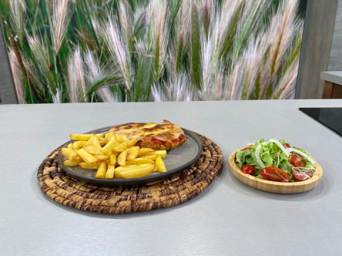 Este lunes 6 de octubre del 2025 preparamos milanesa a la napolitana, junto al chef Felipe Campana.