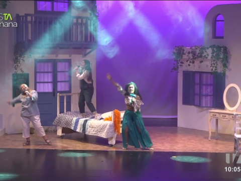 El elenco de la obra trae toda la magia de ABBA al escenario, haciendo que el público disfrute de los grandes clásicos y se contagie del ritmo y la diversión de aquella época
