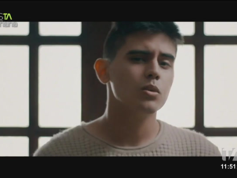 El cantante ecuatoriano Jake Solms nos muestra cómo mezcla ritmos de los 80 con sonidos modernos para crear un estilo único y auténtico.