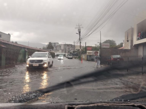 Las lluvias en Quito han provocado emergencias por deslaves en el norte de la ciudad.