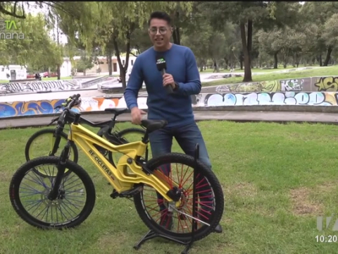 El director de la Fundación Re-cicletas, Juan Eduardo nos enseña como sus bicicletas de botellas plásticas pueden hacer la diferencia.