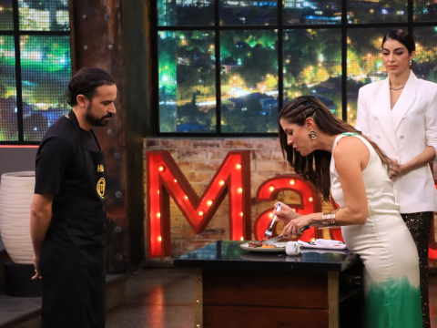 La chef Carolina Sánchez degusta el plato creado por Hugo Quintana en reto de eliminación.