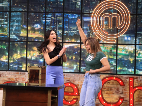 Josh Paredes celebra ser la ganadora del primer Pin del Chef de la tercera temporada de MasterChef Celebrity Ecuador.