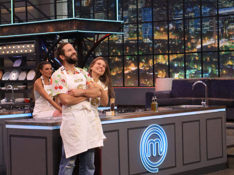 Karime Borja y Bastián Napolitano ganan el reto de caja misteriosa de MasterChef Celebrity Ecuador y competirán por el Pin del Chef.