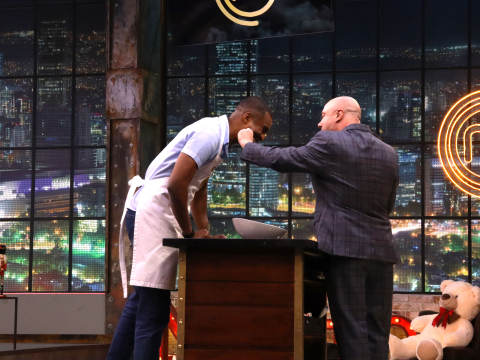 Frickson Erazo gana un cachetito del chef Jorge Rausch.