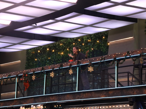 Andy Suzuki ganó el reto de caja misteriosa y subió al balcón de MCCelebrity Ecuador.