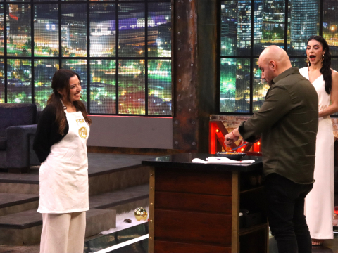 Fer Guevara presenta su plato al jurado de MasterChef Celebrity Ecuador
