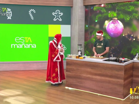 Papá Noel llegó por la chimenea de esTAmañana para ver si los chicos se han portado bien en el año. Un dulce momento.