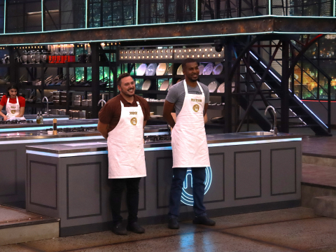 Jorge Campozano y Frickson Erazo ganan el reto de caja misteriosa de MasterChef Celebrity Ecuador.